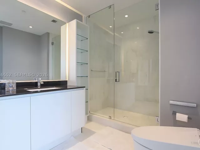 4-bedroom condo for rent in Sunny Isles Beach - 18555 Collins Ave 4605 - MondialRealty