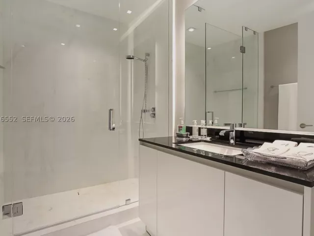 4-bedroom condo for rent in Sunny Isles Beach - 18555 Collins Ave 4605 - MondialRealty