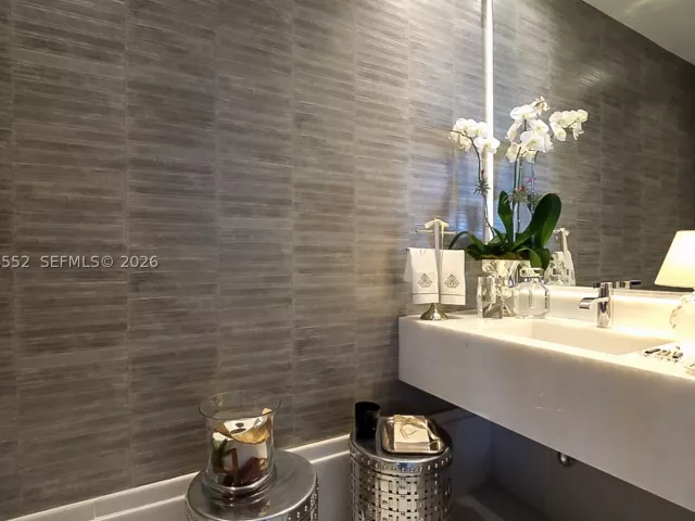 4-bedroom condo for rent in Sunny Isles Beach - 18555 Collins Ave 4605 - MondialRealty