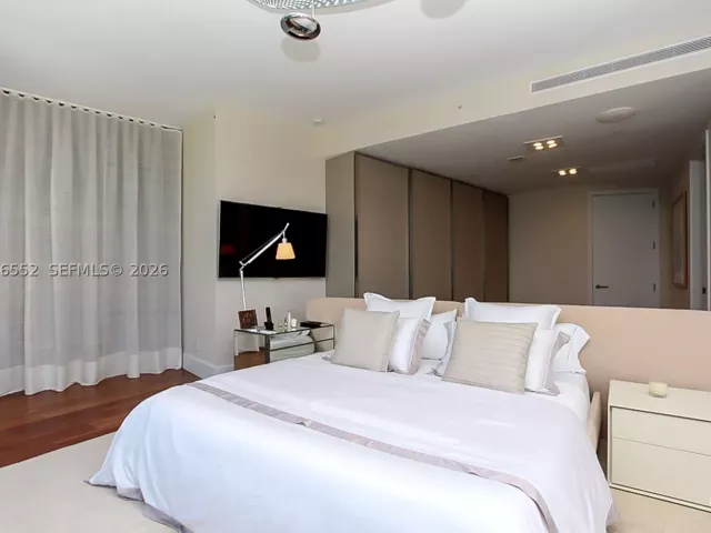 4-bedroom condo for rent in Sunny Isles Beach - 18555 Collins Ave 4605 - MondialRealty