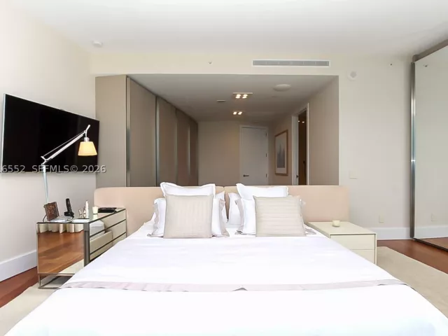 4-bedroom condo for rent in Sunny Isles Beach - 18555 Collins Ave 4605 - MondialRealty
