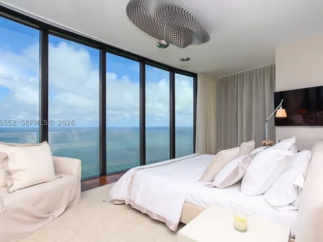 4-bedroom condo for rent in Sunny Isles Beach - 18555 Collins Ave 4605 - MondialRealty