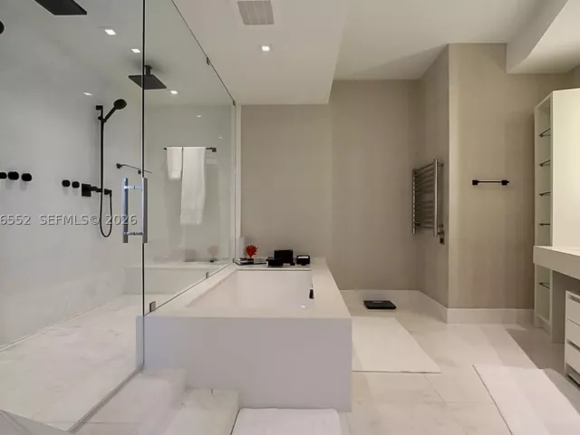 4-bedroom condo for rent in Sunny Isles Beach - 18555 Collins Ave 4605 - MondialRealty
