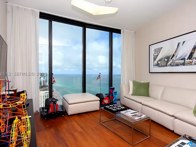 4-bedroom condo for rent in Sunny Isles Beach - 18555 Collins Ave 4605 - MondialRealty
