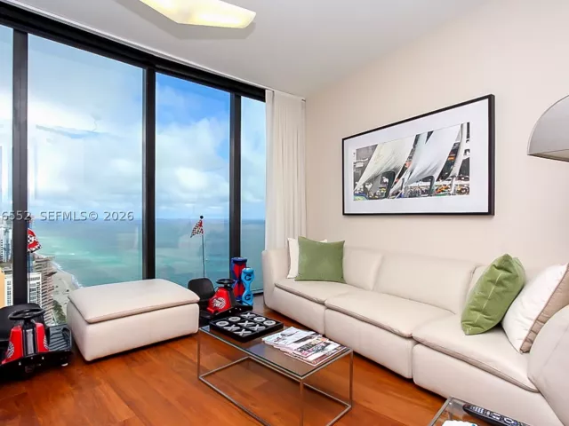 4-bedroom condo for rent in Sunny Isles Beach - 18555 Collins Ave 4605 - MondialRealty