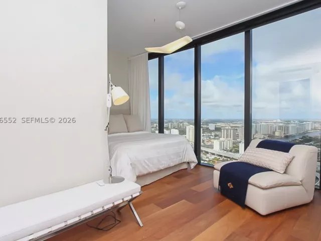 4-bedroom condo for rent in Sunny Isles Beach - 18555 Collins Ave 4605 - MondialRealty