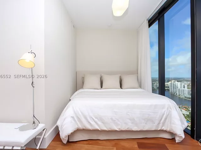 4-bedroom condo for rent in Sunny Isles Beach - 18555 Collins Ave 4605 - MondialRealty