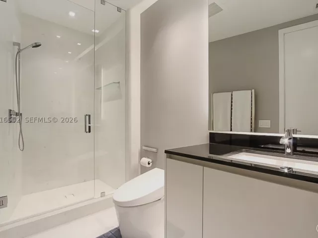 4-bedroom condo for rent in Sunny Isles Beach - 18555 Collins Ave 4605 - MondialRealty