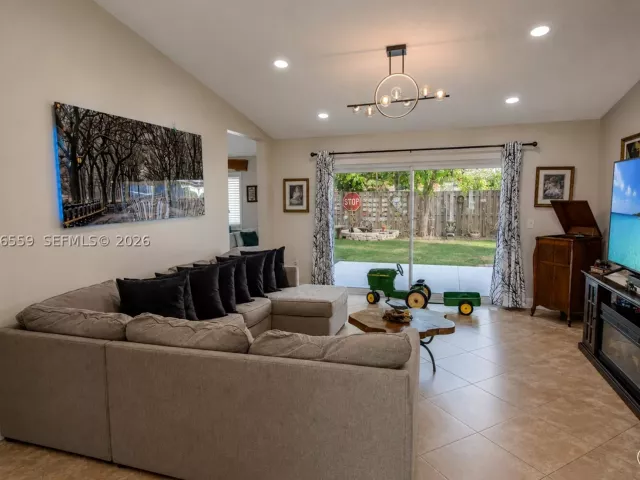 4-bedroom home for sale in Miami - 17601 SW 138th Ct - MondialRealty