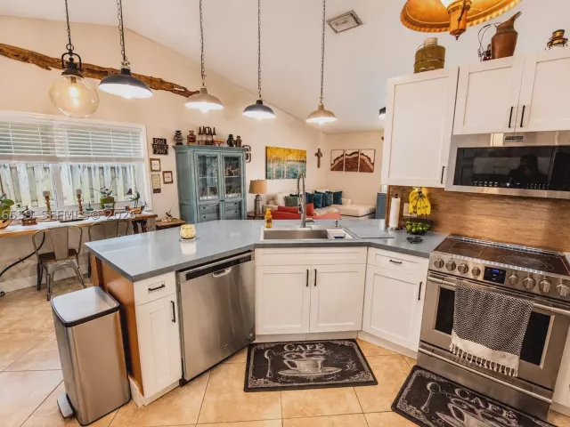4-bedroom home for sale in Miami - 17601 SW 138th Ct - MondialRealty