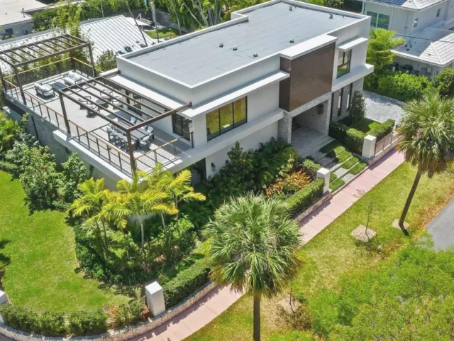 4-bedroom home for sale in Miami Beach - 5288 Alton Road 3 - MondialRealty