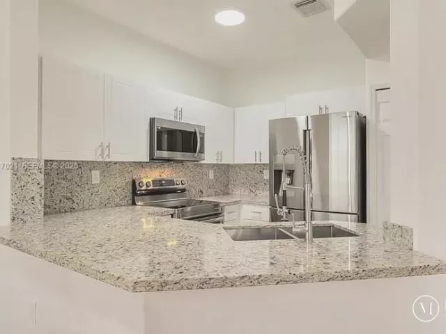 3-bedroom home for rent in Doral - 7772 NW 114th Pl 0 - MondialRealty
