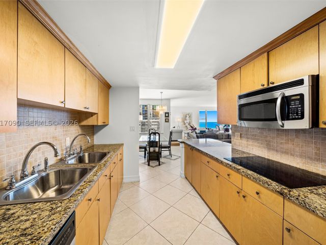 1-bedroom condo for sale in Miami Beach - 5255 Collins Ave 9F - MondialRealty