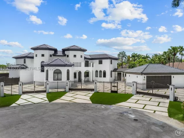 6-bedroom home for sale in Miami - 9881 SW 148th Ter - MondialRealty