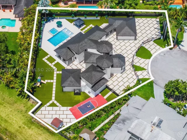 6-bedroom home for sale in Miami - 9881 SW 148th Ter - MondialRealty