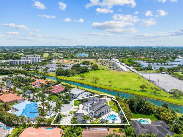 6-bedroom home for sale in Miami - 9881 SW 148th Ter - MondialRealty
