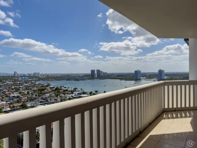 2-bedroom condo for rent in Aventura - 2000 Island Blvd 2503 - MondialRealty