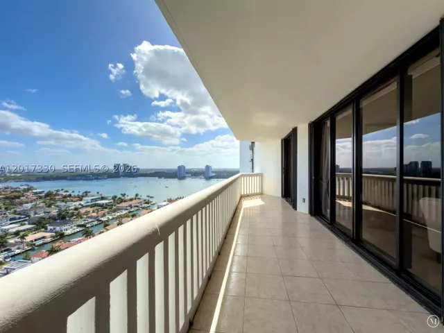 2-bedroom condo for rent in Aventura - 2000 Island Blvd 2503 - MondialRealty