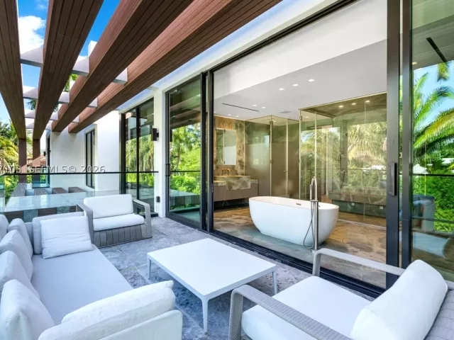6-bedroom home for sale in Miami Beach - 2520 Shelter Ave - MondialRealty