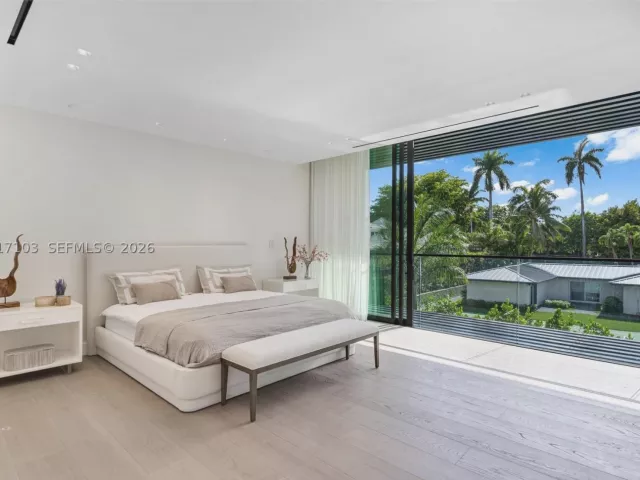6-bedroom home for sale in Miami Beach - 2520 Shelter Ave - MondialRealty