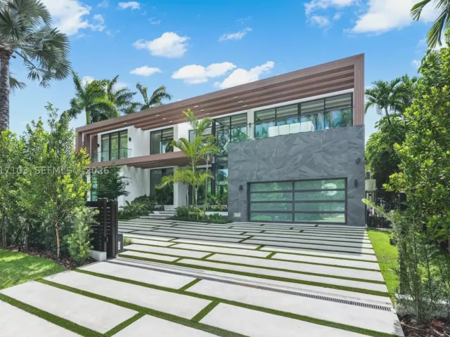 6-bedroom home for sale in Miami Beach - 2520 Shelter Ave - MondialRealty
