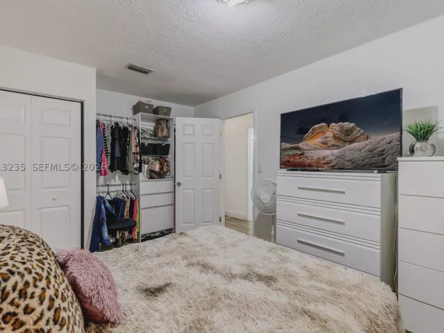 5-bedroom home for sale in Miami - 11600 SW 181st Ter - MondialRealty