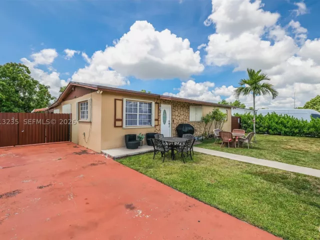 5-bedroom home for sale in Miami - 11600 SW 181st Ter - MondialRealty