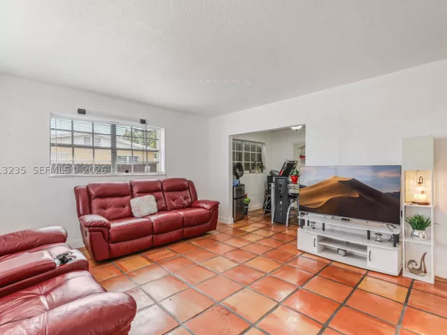 5-bedroom home for sale in Miami - 11600 SW 181st Ter - MondialRealty