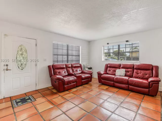5-bedroom home for sale in Miami - 11600 SW 181st Ter - MondialRealty