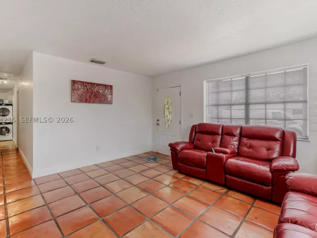 5-bedroom home for sale in Miami - 11600 SW 181st Ter - MondialRealty