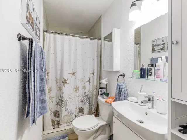 5-bedroom home for sale in Miami - 11600 SW 181st Ter - MondialRealty