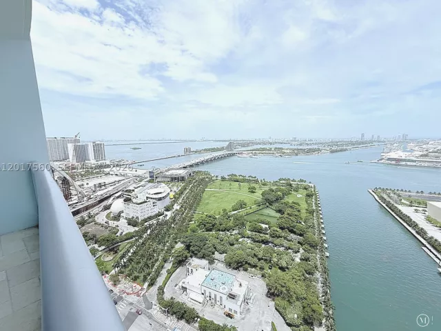 1-bedroom condo for sale in Miami - 900 Biscayne Blvd 3803 - MondialRealty