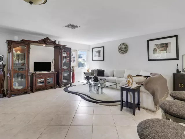 3-bedroom home for sale in Delray Beach - 3336 Ave Villandry - MondialRealty