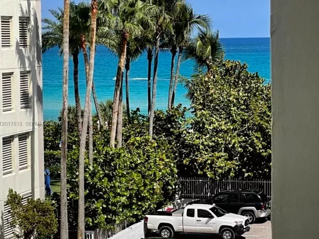 2-bedroom condo for rent in Miami Beach - 5005 Collins Ave 424 - MondialRealty