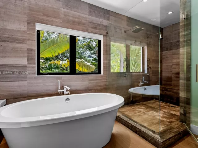 6-bedroom home for sale in Coral Gables - 8550 Old Cutler Rd - MondialRealty