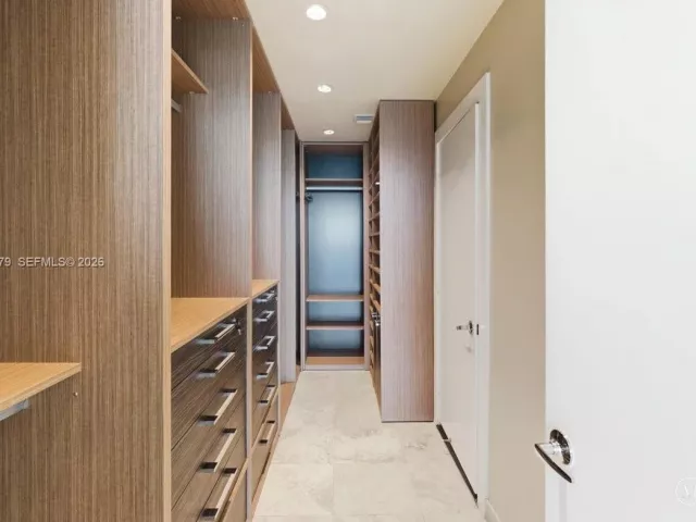 3-bedroom condo for sale in Miami - 900 Biscayne Blvd 3709 - MondialRealty