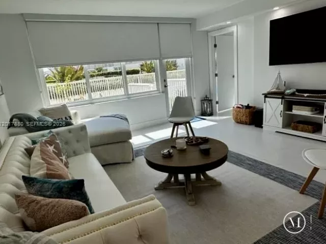 2-bedroom condo for rent in Miami Beach - 5401 Collins Ave 128 - MondialRealty