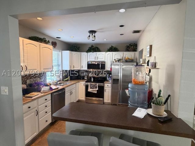 3-bedroom home for rent in Pembroke Pines - 621 SW 71st Ter - MondialRealty