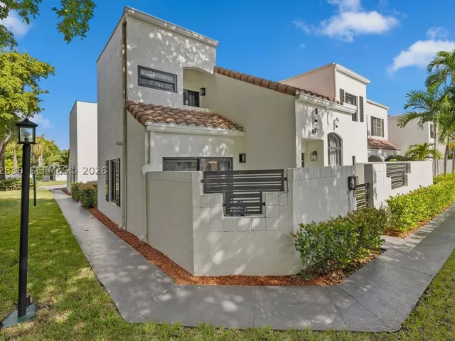 3-bedroom home for sale in Aventura - 21216 Harbor Way 158-15 - MondialRealty