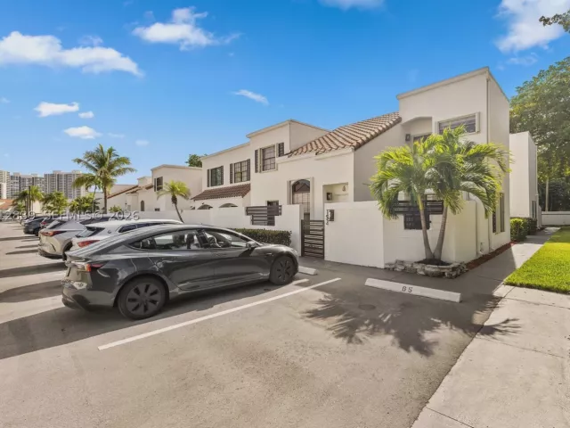3-bedroom home for sale in Aventura - 21216 Harbor Way 158-15 - MondialRealty