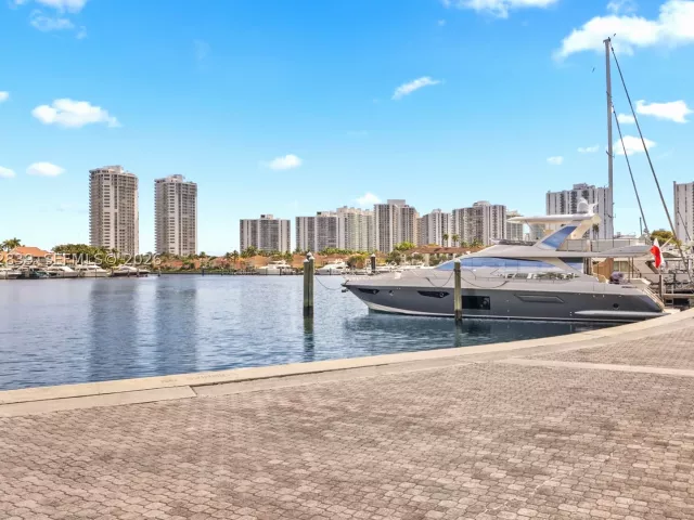 3-bedroom home for sale in Aventura - 21216 Harbor Way 158-15 - MondialRealty