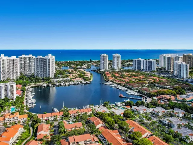 3-bedroom home for sale in Aventura - 21216 Harbor Way 158-15 - MondialRealty