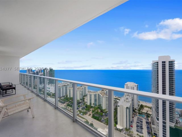 2-bedroom condo for sale in Hollywood - 4010 S Ocean Dr T3905 - MondialRealty