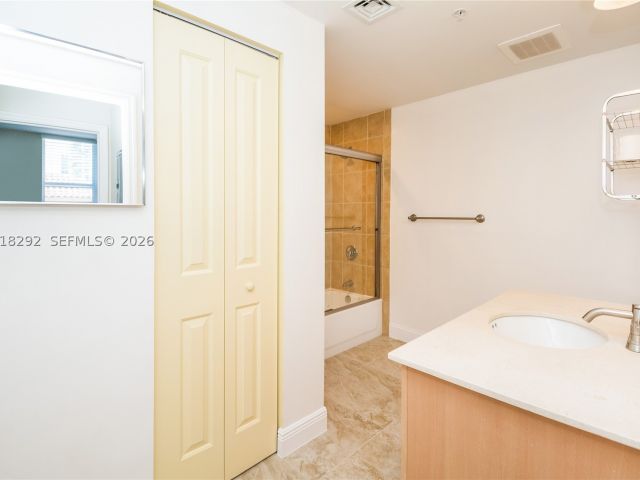 3-bedroom condo for rent in Fort Lauderdale - 511 SE 5th Ave 704 - MondialRealty