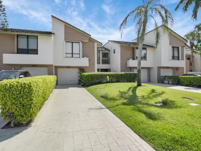 3-bedroom home for rent in Boca Raton - 22922 Ironwedge Drive - MondialRealty