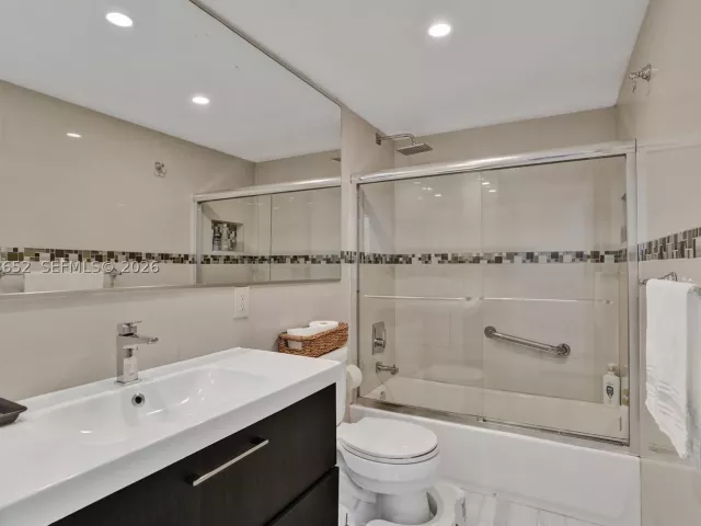 2-bedroom condo for sale in Sunny Isles Beach - 19370 Collins Ave 426 - MondialRealty