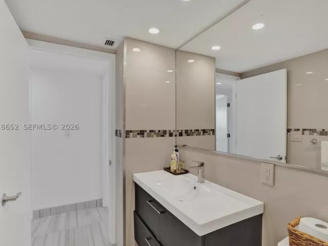 2-bedroom condo for sale in Sunny Isles Beach - 19370 Collins Ave 426 - MondialRealty