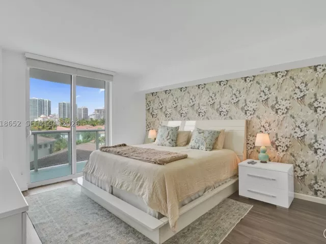 2-bedroom condo for sale in Sunny Isles Beach - 19370 Collins Ave 426 - MondialRealty