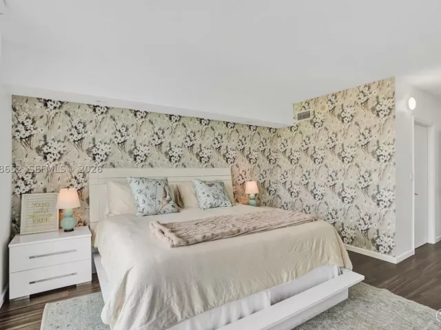 2-bedroom condo for sale in Sunny Isles Beach - 19370 Collins Ave 426 - MondialRealty