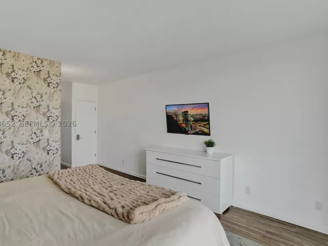 2-bedroom condo for sale in Sunny Isles Beach - 19370 Collins Ave 426 - MondialRealty